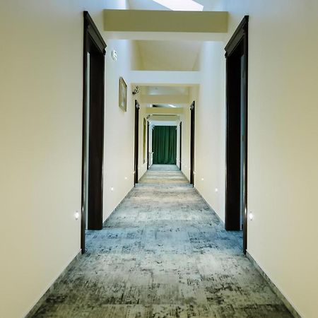 Hotel La Belle Epoque Петрошани Экстерьер фото