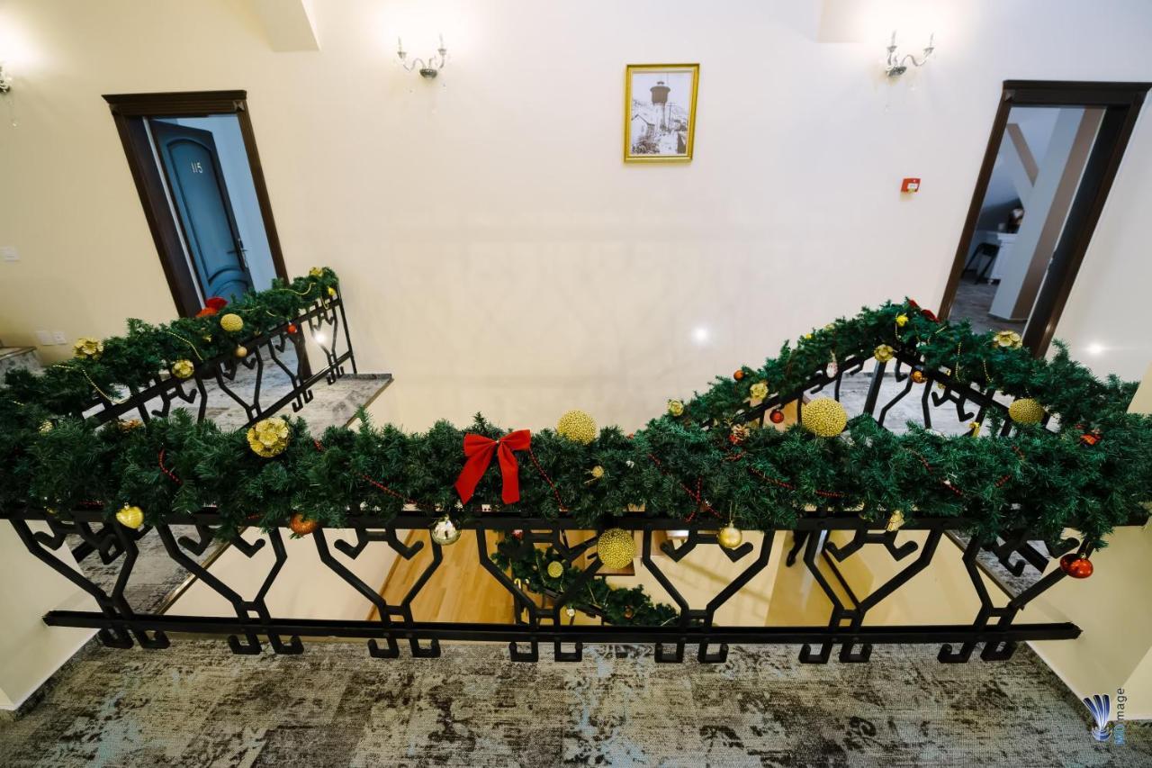 Hotel La Belle Epoque Петрошани Экстерьер фото
